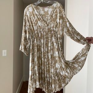 Flowey beige and white dress